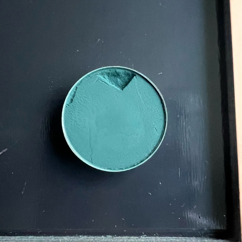 Mac cosmetics eyeshadow BOTTLE GREEN